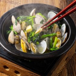 Steamed clams and rape blossoms in sake