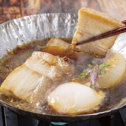 蕎麦つゆで煮る豚角煮～温玉添え～