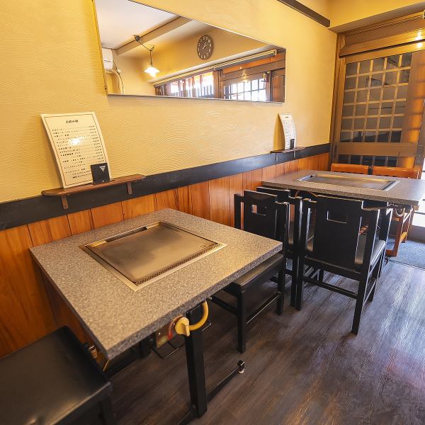 ゆったりとお食事をお楽しみいただける4名様掛けのテーブル席を2卓ご用意しております。ご家族での団らんや、ご友人同士での少人数のお集まり、ワイワイ楽しい女子会など、さまざまなシーンにぴったりのお席です♪