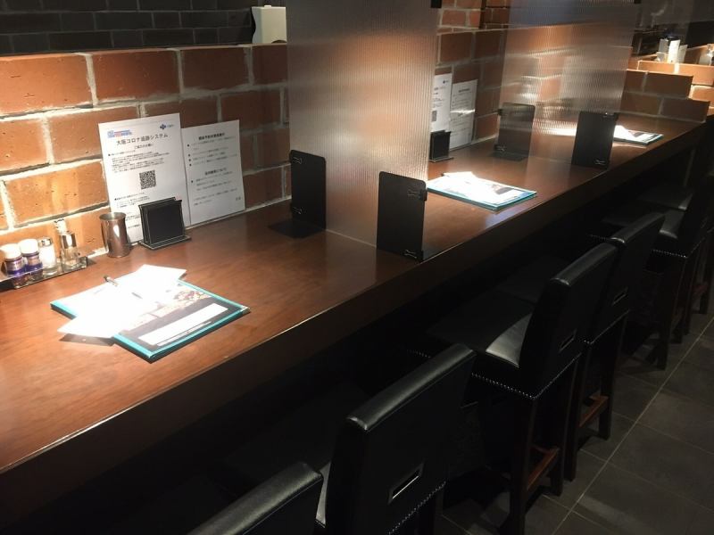 人気のカウンター席！飲み物の価格がカウンター席とテーブル席で違うという新しいシステム！週末はカウンター席から埋まるほどの人気ぶり！ご予約はお早めにしていただくことをオススメ致します◎