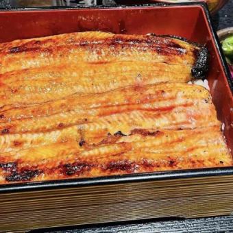 吃整條鰻魚的豪華套餐12,000日元，含30種日本酒無限暢飲