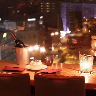 Private rooms perfect for group dates and girls' nights out! Enjoy the view of Shinjuku's neon lights from our sunken seating area.Facing Yasukuni Street, the view from the windows is open and spacious! [Shinjuku Kabukicho Izakaya, All-you-can-drink, All-you-can-eat, Banquet, Date, Girls' night out, Group date, Private party, Welcome party, Farewell party]