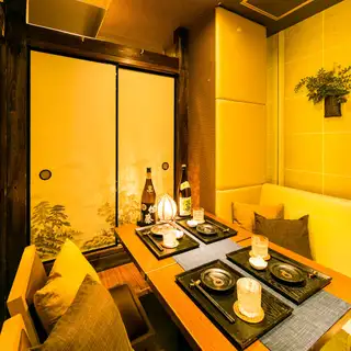 Private rooms perfect for group dates and girls' nights out! Enjoy the view of Shinjuku's neon lights from our sunken seating area.Facing Yasukuni Street, the view from the windows is open and spacious! [Shinjuku Kabukicho Izakaya, All-you-can-drink, All-you-can-eat, Banquet, Date, Girls' night out, Group date, Private party, Welcome party, Farewell party]