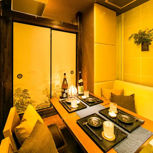 Private rooms perfect for group dates and girls' nights out! Enjoy the view of Shinjuku's neon lights from our sunken seating area.Facing Yasukuni Street, the view from the windows is open and spacious! [Shinjuku Kabukicho Izakaya, All-you-can-drink, All-you-can-eat, Banquet, Date, Girls' night out, Group date, Private party, Welcome party, Farewell party]