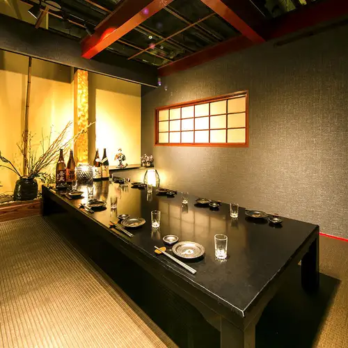 Enjoy a sublime moment in a tranquil private room♪ Private rooms recommended for group dates and girls' nights out♪ Enjoy the view of the Shinjuku neon lights from our sunken seating area.Facing Yasukuni Street, the view from the windows is expansive! We have a variety of recommended courses available ♪ Please give them a try ◎ *Private room for 6-10 people* [Shinjuku Kabukicho Izakaya All-you-can-drink All-you-can-eat Banquet Date Girls' night out]