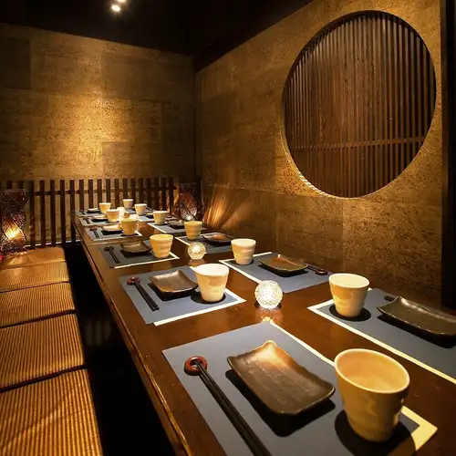 Private rooms overlooking Yasukuni Street! Accommodates up to 150 people! Perfect for dates, girls' nights out, and group dates, enjoying the night view from the 5th floor! All-you-can-drink courses start from 3280 yen! Enjoy the prime location in Shinjuku, a bustling entertainment district! [Shinjuku Kabukicho Izakaya All-you-can-drink All-you-can-eat Banquet Date Girls' night out Group date Private party Welcome party Farewell party]