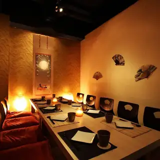 It's a calm and relaxing space where you can unwind.We have private rooms available, including sunken seating, tables, and tatami rooms! Our completely private rooms are perfect for dates, group gatherings, and girls' nights out. You can enjoy your time without worrying about others! Book early!! [Shinjuku Kabukicho Izakaya All-you-can-drink All-you-can-eat Banquet Date Girls' night out Group gathering Private party Welcome party Farewell party]