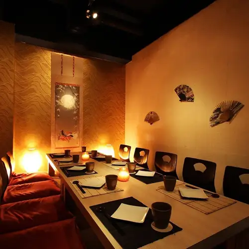 It's a calm and relaxing space where you can unwind.We have private rooms available, including sunken seating, tables, and tatami rooms! Our completely private rooms are perfect for dates, group gatherings, and girls' nights out. You can enjoy your time without worrying about others! Book early!! [Shinjuku Kabukicho Izakaya All-you-can-drink All-you-can-eat Banquet Date Girls' night out Group gathering Private party Welcome party Farewell party]