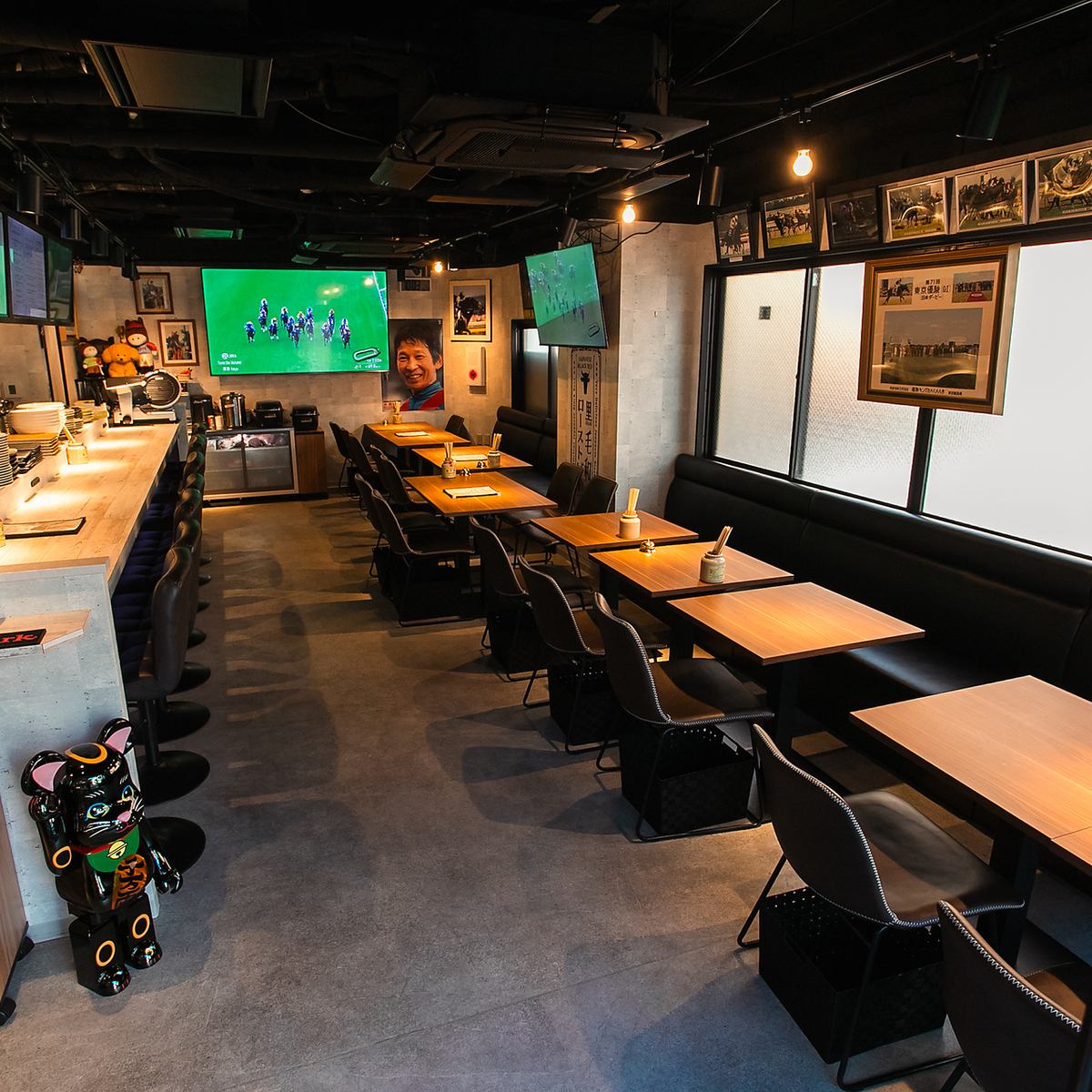 We can accommodate up to 38 people! Large monitors are also available.