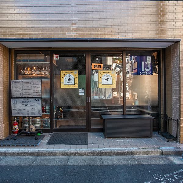 [3-minute walk from Kikugawa Station, perfect for groups!] Just 3 minutes walk from Kikugawa Station, it's conveniently located for groups to not get lost! You can drop in for lunch during your lunch break.You can also see some horse racing goods from outside the store! Please feel free to come by!