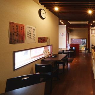 落ち着いた雰囲気で、どこか懐かしい昔ながらの居酒屋の魅力が広がっています♪気軽に楽しめるメニューばかりなので、友達との食事にぴったりです☆ゆったりと座れるテーブル席で、思い出話に花を咲かせながら、美味しい料理を楽しんでください！
