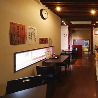 鮮度抜群な焼き鳥や串焼きを楽しむなら広々としたテーブル席が最適です！落ち着いた空間が広がっており、どこか懐かしい昔ながらの雰囲気が魅力です。美味しい料理を気軽に楽しむことができるので、リラックスした時間を過ごすことができます。広くてゆったりとしているので、くつろぎながら楽しむことができます◎