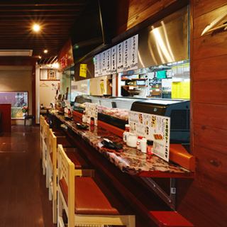 カウンター席で居酒屋の活気を感じよう☆鮮度抜群な料理を提供しています。カウンター席ならではの魅力を存分に味わうことができます。仕事帰りのサク飲みに最適な場所として、にぎやかで活気溢れる店内が広がっています。どこか懐かしい昔ながらの雰囲気も魅力的で、思い出に浸ることもできます☆