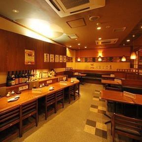The restaurant has a counter seat, a table seat and a dugout seat, with a calm atmosphere based on warm colors and Japanese light.It is a restaurant where you can use any kind of scene with any kind of food and plenty of sake.We also offer various courses that can be used together, such as 2H all-you-can-drink courses ♪