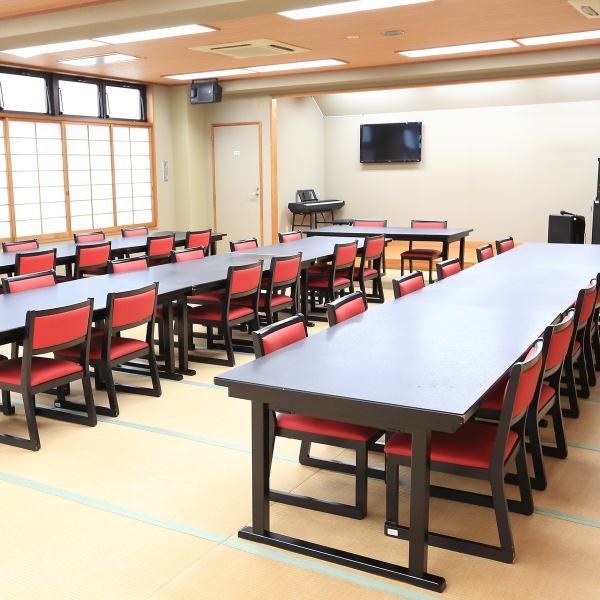 当店の宴会場は、最大100名まで収容可能で15名からご利用いただけます。また、お座敷席は、家族や友人との集まり、歓送迎会など、さまざまなシーンに最適です。落ち着いた雰囲気の中で、心地よい時間をお過ごしいただけます。大勢でのご利用でも、一体感を感じられる空間が魅力です。