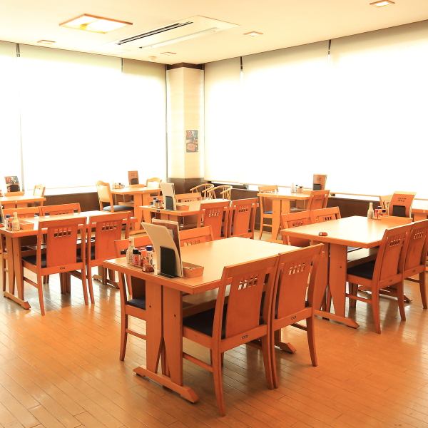 当店は、飲み利用や食事利用にぴったりな空間を提供しています。多数のテーブル席が揃い、家族での団らんやお一人様のお食事にも最適です。柔らかな照明と心温まるインテリアが、居心地の良い雰囲気を醸し出しています。ゆったりとした時間の中で、美味しい料理を堪能しながら、特別なひとときをお過ごしください。