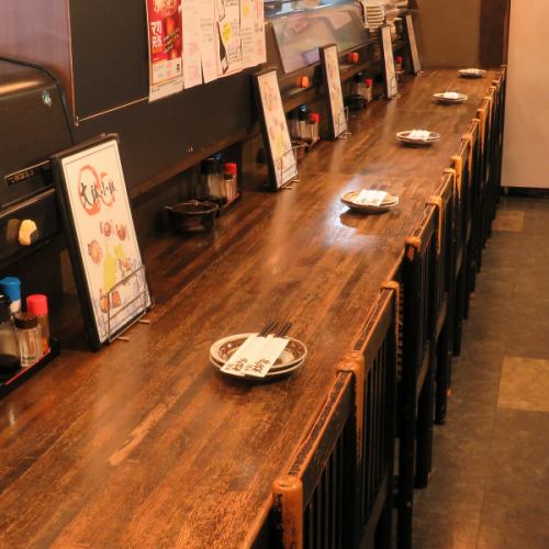 A sense of openness in the open kitchen ◎ Counter where one person is welcome