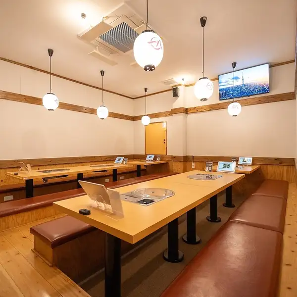 近鉄南大阪線藤井寺駅から徒歩約2分の場所に位置する当店は、ダイナミックな看板が目印です。店内に一歩入ると、料理の香りが広がり、食欲をそそります。賑やかで温かみのある空間は、友人との集まりや宴会等の食事にぴったりです。心地よい雰囲気の中で、厳選された食材を使った美味しい料理を楽しめます。