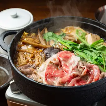 和牛を使用した大判薄切り肉の極上【すき焼き】