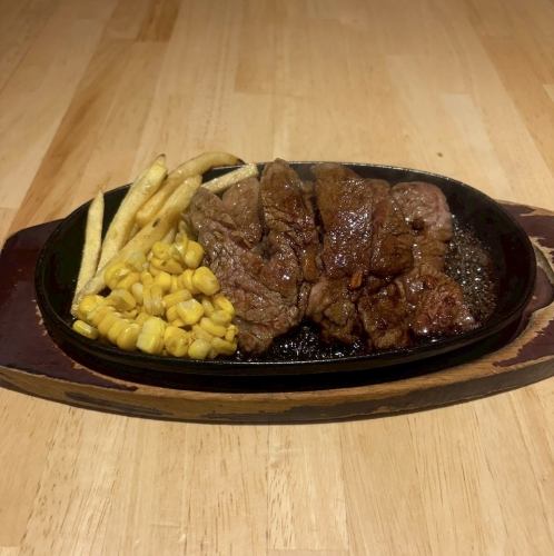 大人気！牛ステーキの鉄板焼き