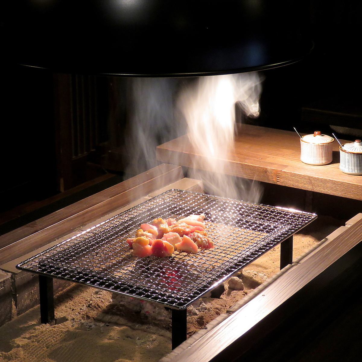 A charcoal-grilled yakiniku restaurant where you can enjoy yourself around the hearth