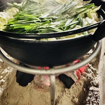 冬季限定【2H飲み放題付】あか牛もつ鍋に〆ちゃんぽん麺など囲炉裏で愉しむコース5500円(税込)♪