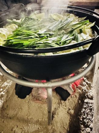 冬季限定【2H飲み放題付】あか牛もつ鍋に〆ちゃんぽん麺など囲炉裏で愉しむコース5500円(税込)♪