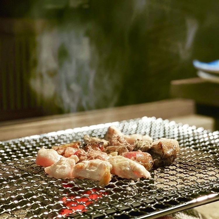 He keeps one red cow.This restaurant grills aged Akagyu beef over charcoal and lets you enjoy yakiniku around the hearth.