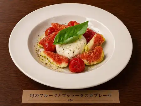 旬のフルーツとブッラータのカプレーゼ