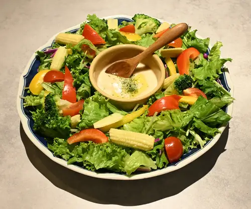 샐러드와 같은 바냐 카우더