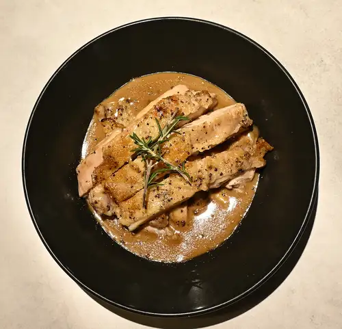 진한 포르치니 소스 치킨 로스트