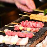 活気ある店内で旨い焼き鳥