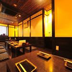 小上がりのお座敷席。席間隔をあけ密を避けてご案内しております。当店自慢の焼き鳥メニューを中心にしたコース6000円～ご用意しております♪少人数宴会や仲間内の飲み会などにオススメです♪