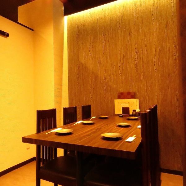 ちょっとした宴会や記念日・お誕生日パーティーなどには個室席のご用意もございます◎落ち着いた雰囲気の個室席は、周りを気にせずご利用いただけるので、歓送迎会や接待などシーンに合わせてのご利用も可能です！6名様までご利用可能な個室席は、テーブル席となっておりますので、お座敷が辛いという方にもおすすめです☆
