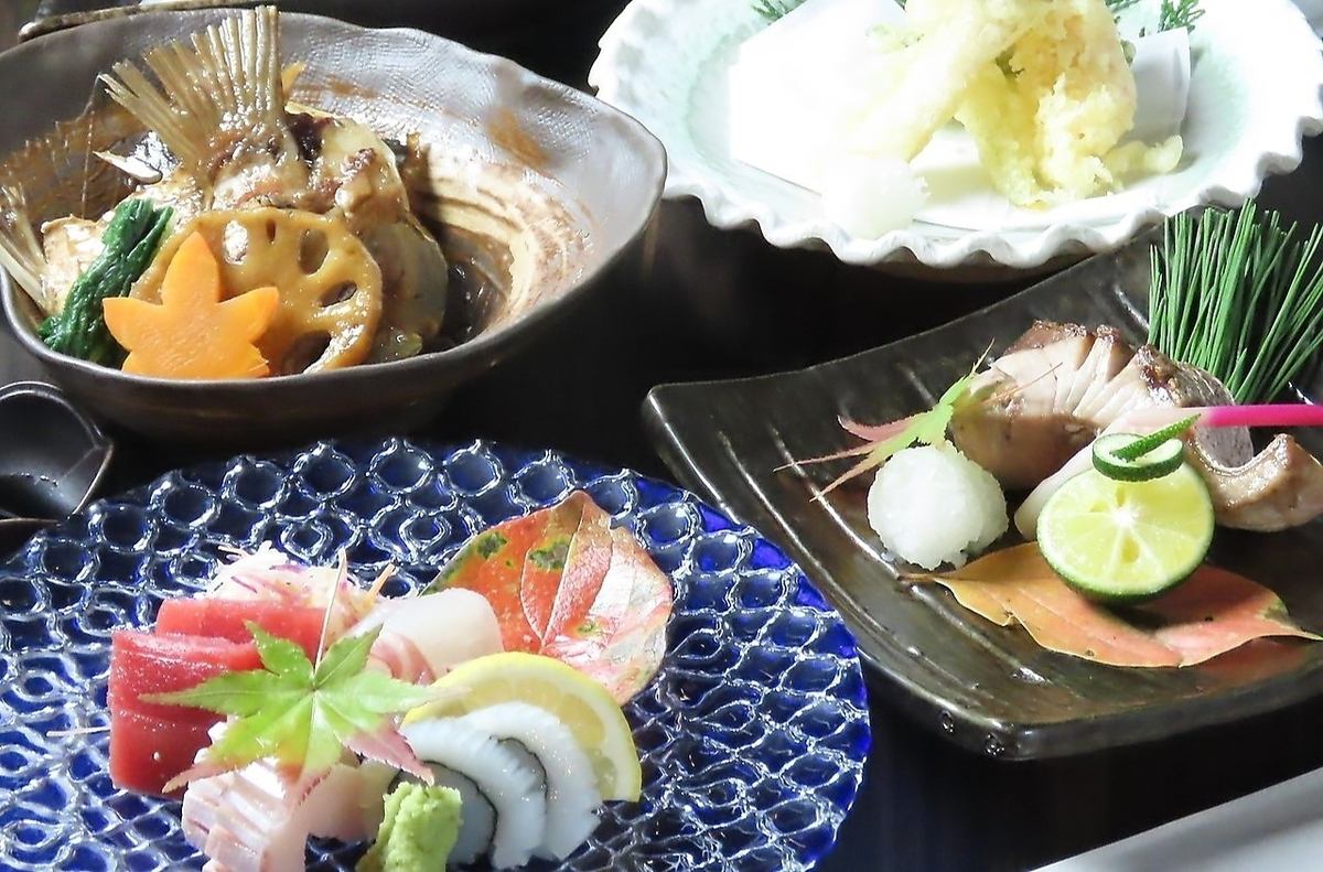 種類豊富な創作料理や魚だけではない肉にもこだわる黒毛和牛など旬のお料理をご提供！