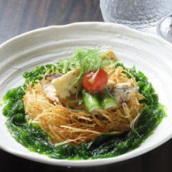 煎西班牙鲭鱼，形状像个鸟巢