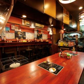 当店は、カウンター席とテーブルがあります。お一人様でもお気軽にご利用いただけるよう、お仕事帰りのサク飲みにも、おひとり様でもお気軽にご来店ください。また、お酒が苦手な方でも安心してご注文いただけるよう、アルコールメニュー以外も豊富にご用意してお待ちしております。