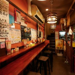 当店ではカウンター席をご用意しております。お一人様でも大歓迎です◎また、テーブルの間隔を広くとっているので、安心してお食事をお楽しみ頂けます。ご家族やご友人とのお集まりなど、様々なシーンでご利用いただける空間となっております！