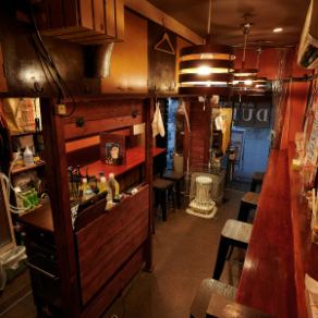 店内はカウンター席とテーブルでご利用いただけるお店です。お一人様でもお気軽にご来店いただけます。また、おひとり様でも大歓迎ですが、デートやお仕事帰りの方でもお気軽にご相談ください。お食事後のお酒の〆にもおすすめの一品多数です。是非ご一緒にお召し上がりください。