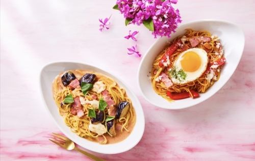 左　ナスとモッツァレラのトマトクリーム　右　ベーコンエッグナポリタン