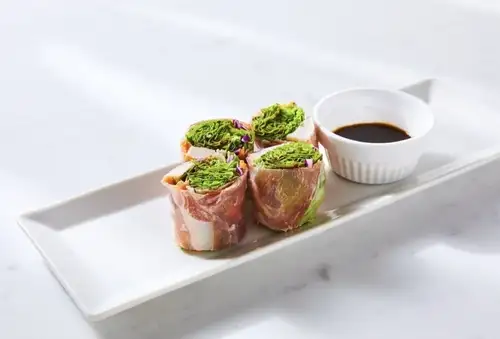 鮮嫩的火腿雞肉春捲