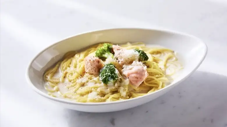 鮭魚花椰菜佐奶油乳酪醬