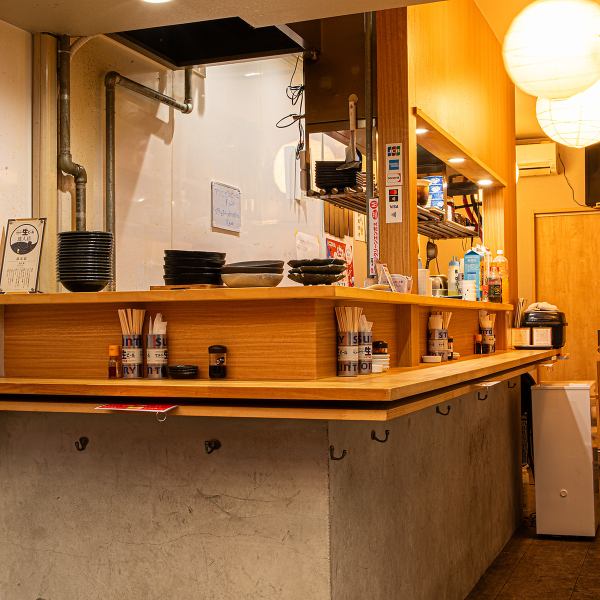 【カウンター席でワイワイ楽しむ◎】賑やかで活気溢れる空間が広がる当店では、気軽にリーズナブルな価格でお料理やドリンクをお楽しみいただけます！心温まる雰囲気の中、美味しい料理と共に楽しいひと時をお過ごしください♪