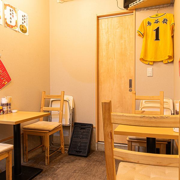【テーブル席での家族のひととき◎】女性のお客様も大歓迎の当店では、家族連れにぴったりなテーブル席をご用意しております。リラックスした雰囲気の中で、ゆっくりとお食事を楽しみながら、笑顔にあふれる会話をお楽しみください。皆様の大切な時間を、心地よい空間でお過ごしいただけます！