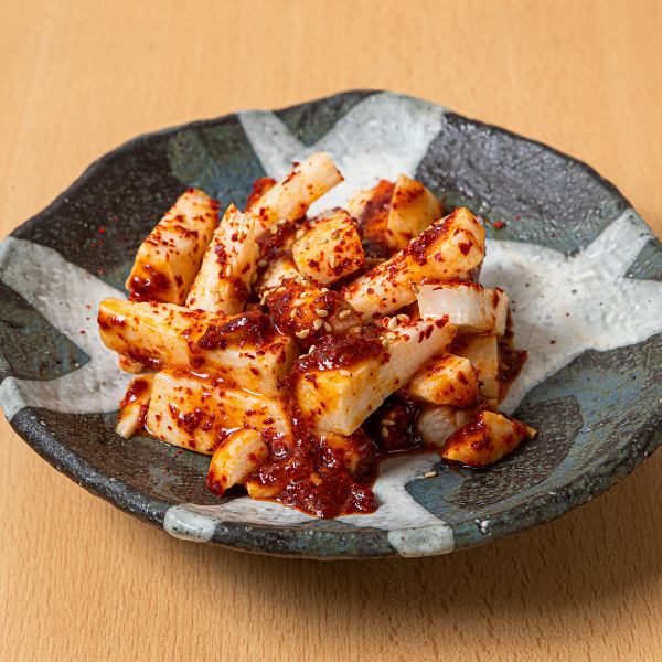 【旨辛がクセになる♪】≪名物！山芋キムチ≫で食欲を刺激！420円(税込)