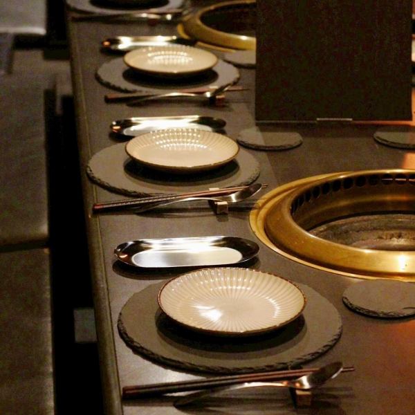 1～4名様で利用できる半個室席は、程よく視線を遮る造りで落ち着いた会話が可能。照明はシーンに合わせて調整でき、距離感を大切にしたデートや、静かな環境が求められる接待にも最適です。周囲を気にせず料理とお酒をゆっくり楽しめる、大人向けの空間です。