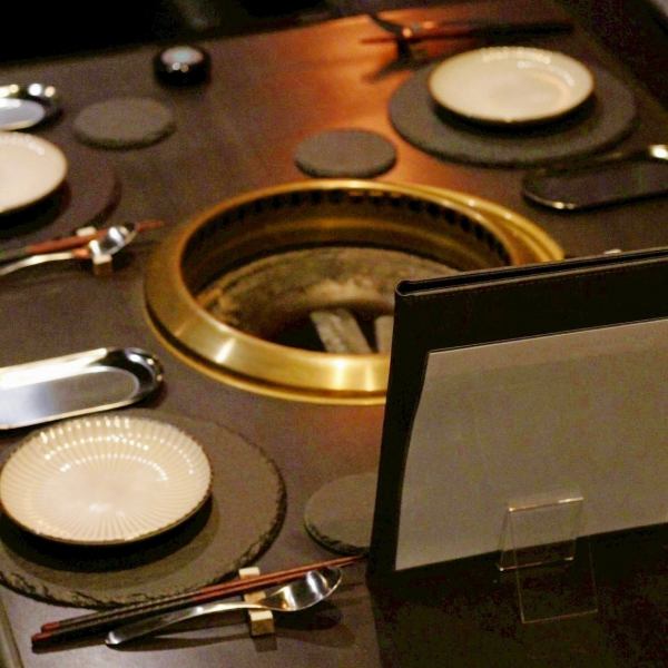 最大16名様まで対応可能な掘りごたつ席は、足を伸ばしてくつろげる快適な空間。長時間の宴会でも疲れにくく、自然と会話が弾みます。会社宴会や友人同士の集まりなど、4名～16名の中規模利用に使いやすい席です。