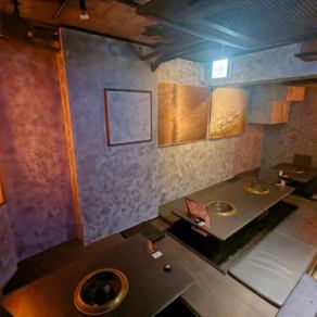 足を伸ばしてくつろげる掘りごたつ席は、1～4名様に対応。長時間でも疲れにくく、会話も弾みやすい空間で、普段使いにもおすすめです。