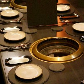 1～4名様で利用できる半個室席。程よく視線を遮る造りで、落ち着いた会話が可能です。デートや接待など、大人の時間をゆっくり過ごしたいシーンに最適。