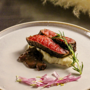 黒毛和牛の炭ステーキ～赤と山のソース～